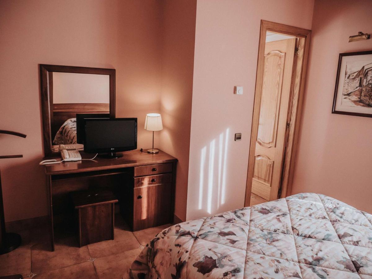 Hostal Les Fonts Castellar De N'Hug Buitenkant foto